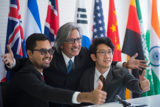 Cooperação de empresários internacionais, bandeira internacional Foto Premium