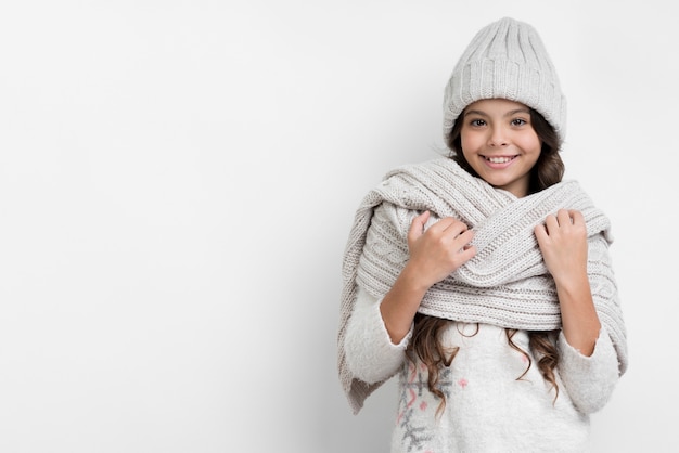 Cópia-espaço menina preparada para o inverno Foto gratuita
