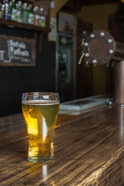 Featured image of post Imagens De Cerveja Na Mesa De Bar Cerveja aqui voc encontra as melhores cervejas para beber em cada ocasi o qual teor alco lico harmoniza o cervejarias e onde encontrar seu rotulo favorito