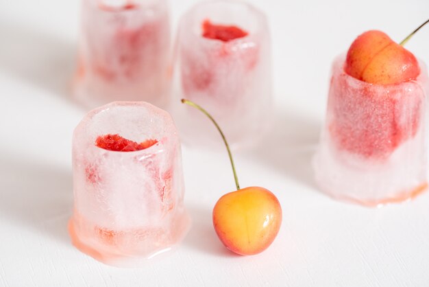 Copo de água com gás refrigerante beber limonada com gelo no fundo branco Foto Premium