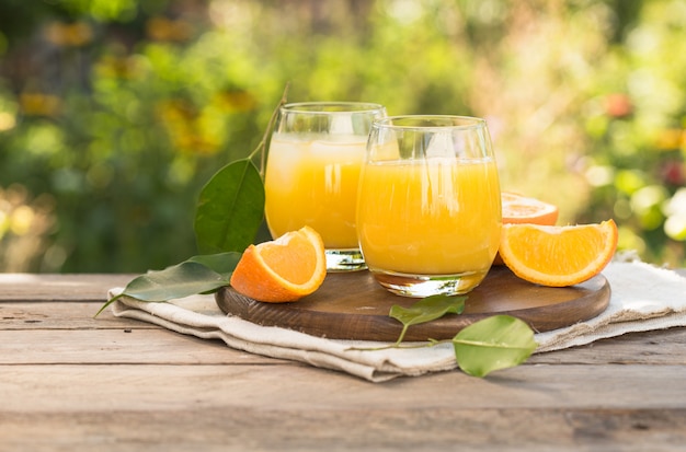 Copo De Suco De Laranja Fresco Frutas Maduras E Fatias Em Natural Suco De Laranja Espremido