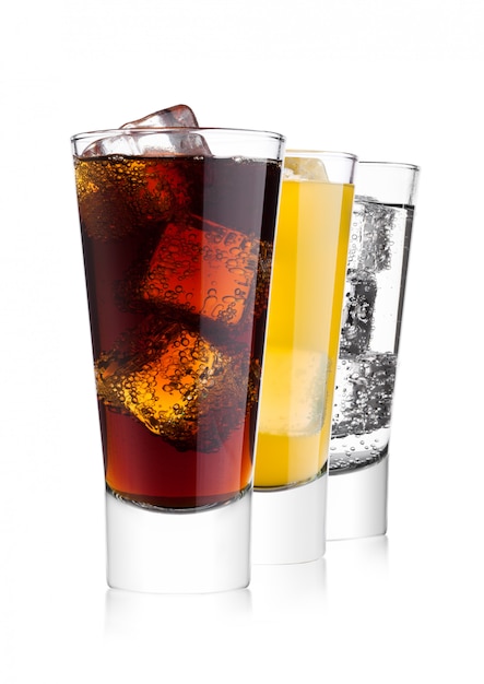 Foto Premium Copos De Coca Cola E Refrigerante De Laranja Bebem E Limonada Com Agua Com Gas No Fundo Branco Com Cubos De Gelo