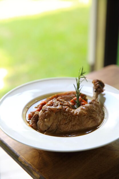 Coq Au Vin Frango Estufado Em Vinho Tinto Cenouras E Batatas Em