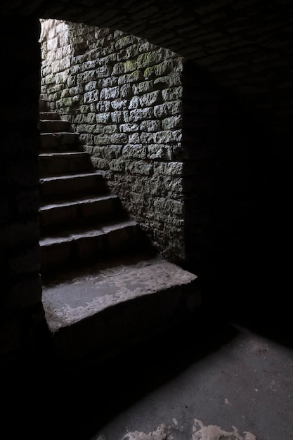 Corredor Escuro E A Escada Que Leva Ao Andar De Cima Parcialmente