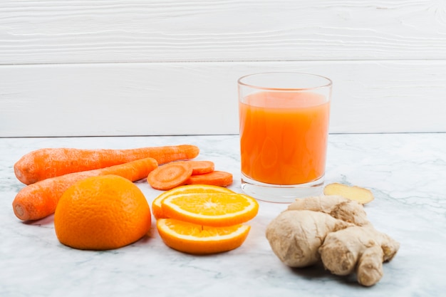 Cortar frutas e legumes com smoothie Foto gratuita
