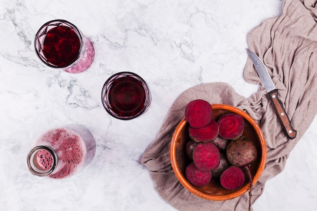 Corte beterraba com copos de suco Foto gratuita
