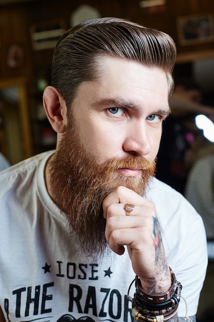 Corte De Cabelo De Hipster De Homens Modernos Penteado Perfeito Para Homens Com Cabelos Longos Foto Premium