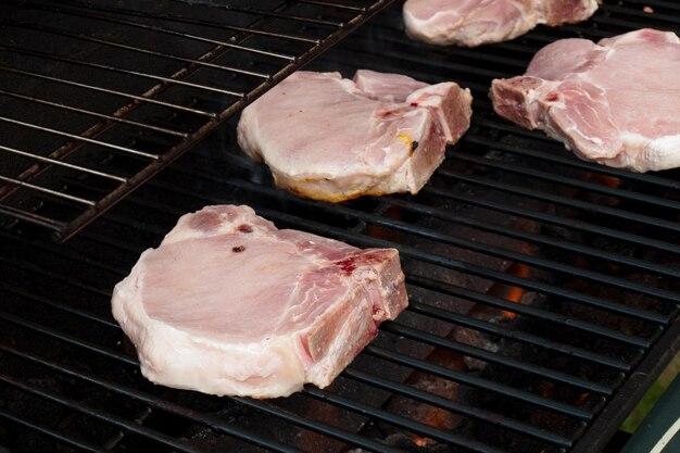 Costeletas De Porco Cozinhando Na Grelha Foto Premium