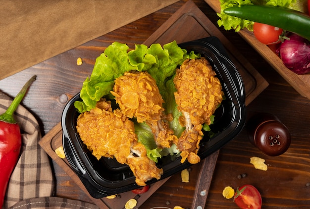Coxinhas de frango crocante grelhado estilo kfc com bolachas takeaway Foto gratuita
