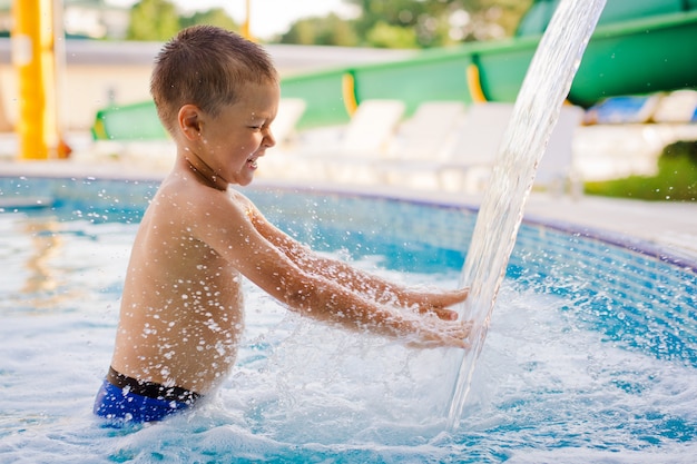 Brincando Piscina