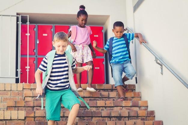 Crianças da escola descer da escada | Foto Premium