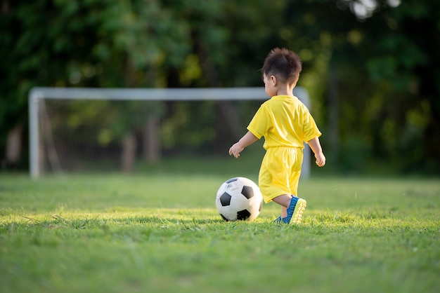 Resultado de imagem para criancas jogando bola