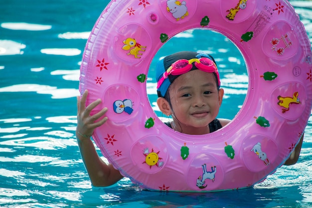 Crianças na piscina se divertindo Foto Premium