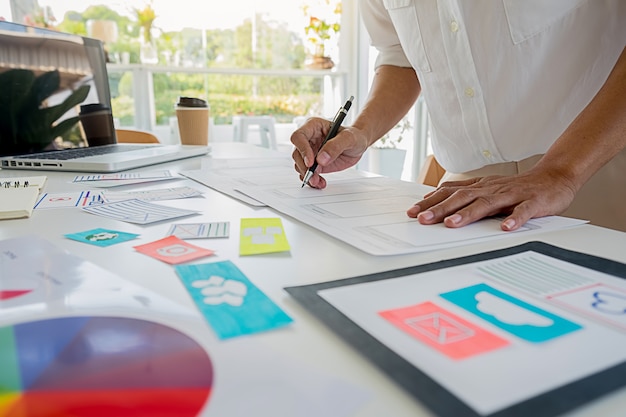 Criativo web designer planejamento de aplicativos e desenvolvimento de layout modelo, quadro para o telefone móvel. conceito de experiência do usuário (ux). Foto Premium