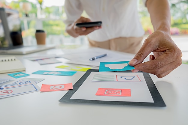 Criativo web designer planejamento de aplicativos e desenvolvimento de layout modelo, quadro para o telefone móvel. conceito de experiência do usuário (ux). Foto Premium