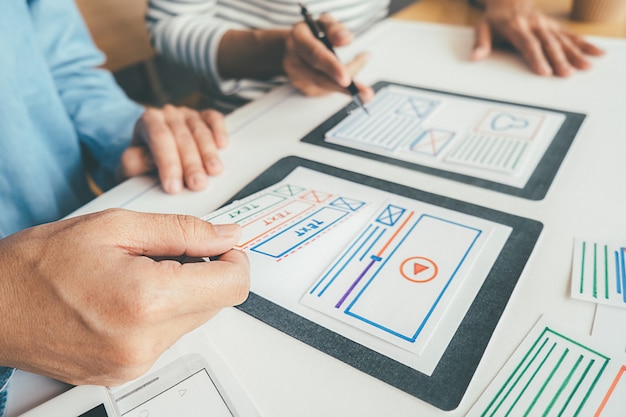 Criativo web designer planejamento de aplicativos e desenvolvimento de layout modelo, quadro para o telefone móvel. Foto Premium