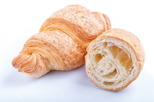 Croissants fatiados e inteiros, isolados no fundo branco Foto Premium