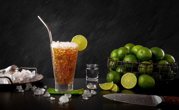 Cuba Libre Bebida Tradicional De Rum Com Limao E Coca Foto Premium