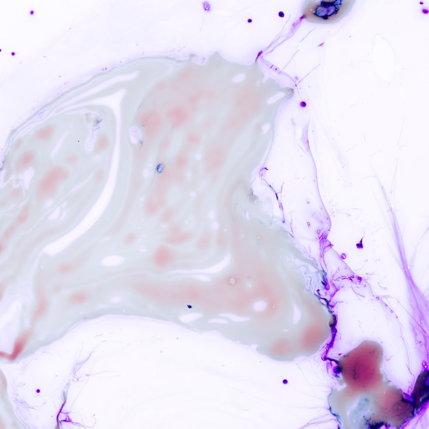 Cubo de gelo roxo abstrato com espaço de cópia Foto gratuita