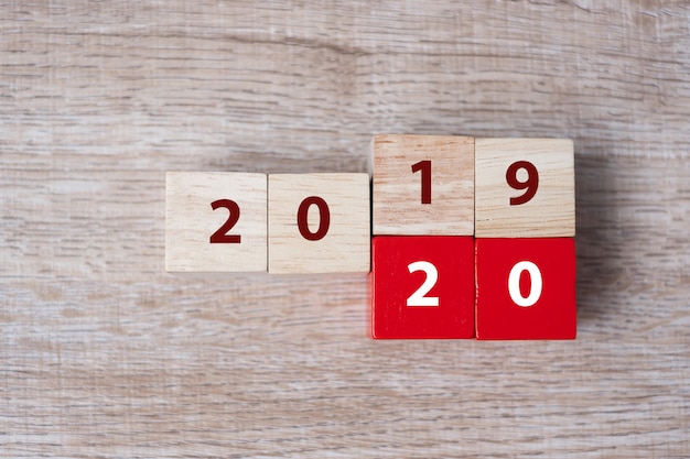 Cubo de madeira com flip sobre o bloco 2019-2020 palavra no fundo da tabela Foto Premium