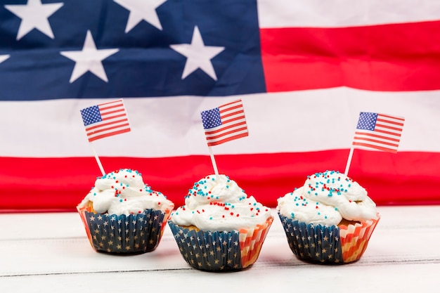 Cupcakes com granulado e papel eua sinalizadores Foto gratuita