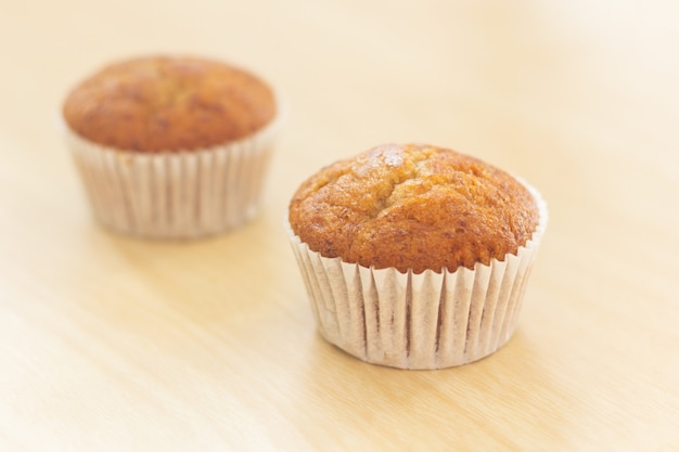 Cupcakes de banana na mesa de madeira. Foto Premium