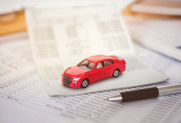 Custos de pagamentos de cálculo de despesas de carro com notas em papel, tabela de pagamentos e dinheiro em dólar Foto Premium