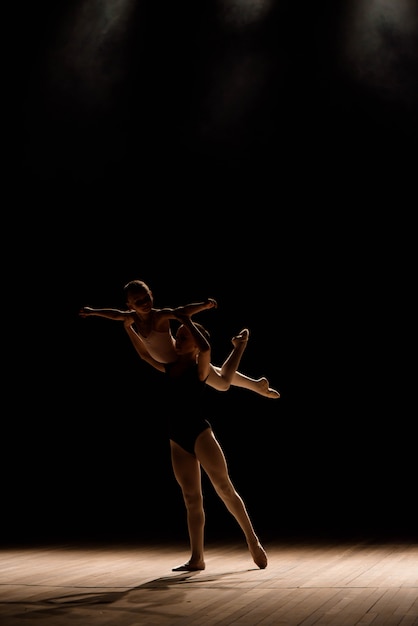Dança acrobática. dance com elementos de acrobacias. meninas fazendo apoio de dança. Foto Premium