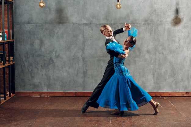 Dança De Salão Casal Jovem Dança Valsa No Estúdio Foto Premium