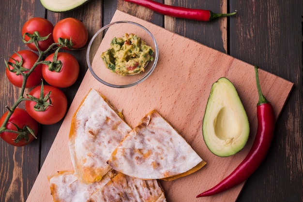 De cima arranjo de comida mexicana diferente Foto gratuita