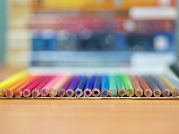 De volta à escola, lápis na mesa de madeira Foto Premium