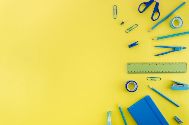 De volta ao material escolar da bruxa da escola Foto gratuita