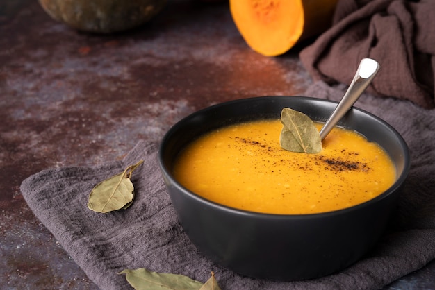 Decoração de alto ângulo com sopa de abóbora e fundo antigo Foto gratuita