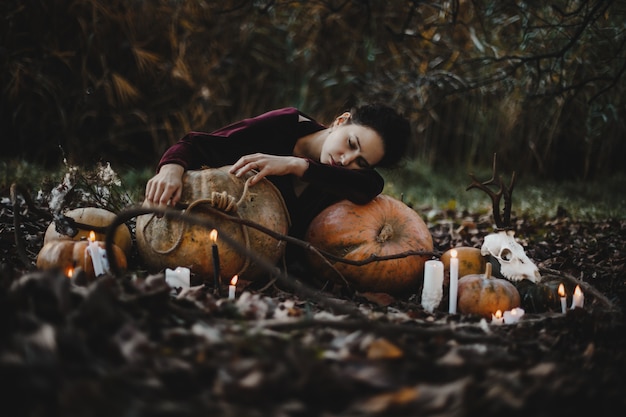 Decoração de halloween. mulher parece uma bruxa sonhando Foto gratuita
