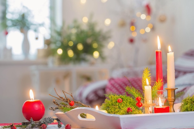 Decora O De Natal Com Velas Nas Cores Vermelha E Branca Foto Premium