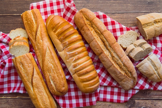 Deliciosa variedade de baguete vista superior Foto gratuita