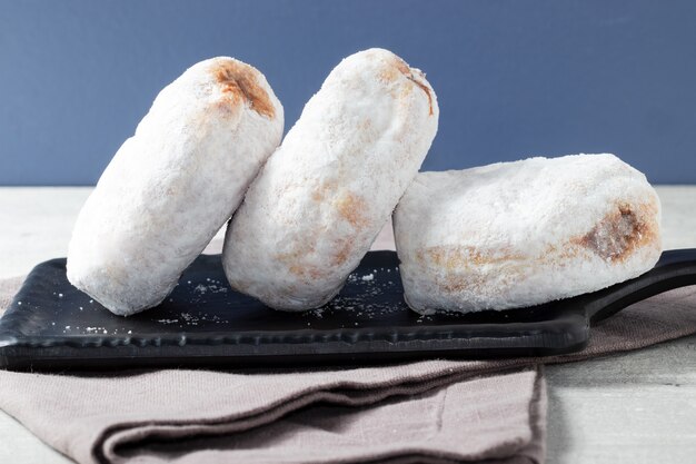 Deliciosos donuts recheados com chocolate e polvilhados com açúcar Foto Premium