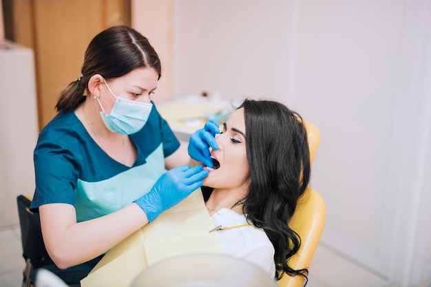 Dentista Curando Os Dentes Do Paciente Foto Grtis