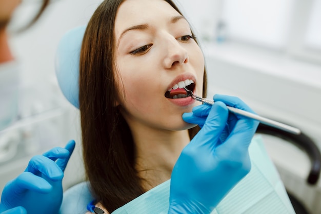 Dentista Que Trabalha Nos Dentes Do Seu Paciente Foto Grtis