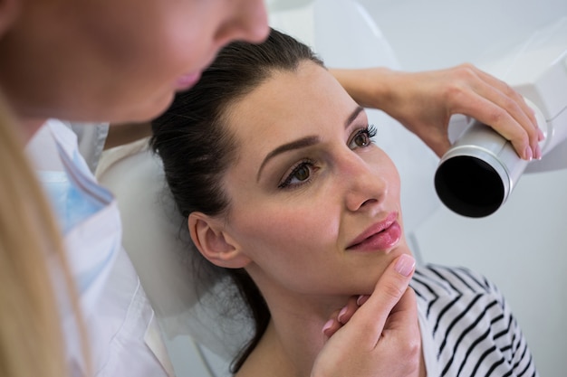 Dentista Tendo Um Paciente Do Sexo Feminino Raiox Foto Grtis