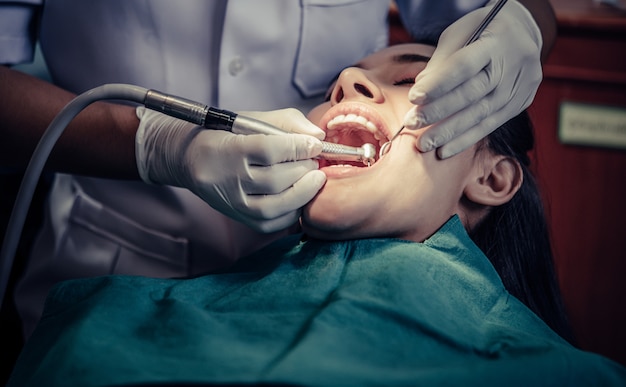 Dentistas tratam os dentes dos pacientes. Foto gratuita