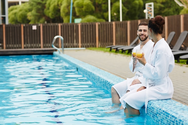Descanse em piscina Foto gratuita