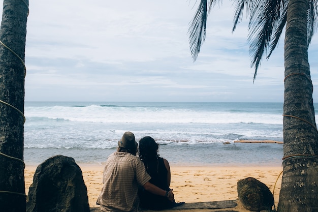 Descontraído casal olhando o mar | Foto Grátis