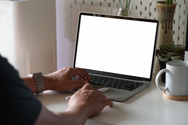 Designer criativo trabalhando com laptop Foto Premium