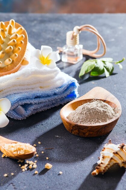 Desperdício zero . conjunto de banho ecológico. com pincéis, sal marinho, toalha, aroma em frasco de vidro, folhas de palmeira e palmeira Foto Premium