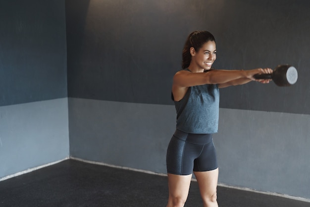 Determinada Mulher Hispânica Forte E Suada Malhando Sozinha Na Academia Com Kettlebell Foto 2801