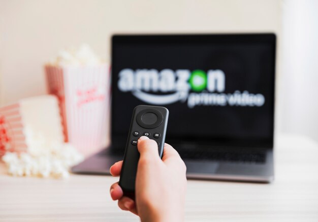 Dispositivo moderno com app de vídeo principal da amazon Foto gratuita