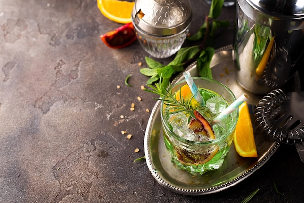 Do tiro acima do cocktail do mojito com gelo e hortelã no vidro com palha. Foto Premium