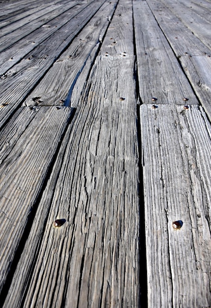 Dock pranchas de madeira ásperas resistidas na primavera Foto