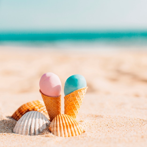 Dois deliciosos sorvetes com conchas na praia Foto gratuita
